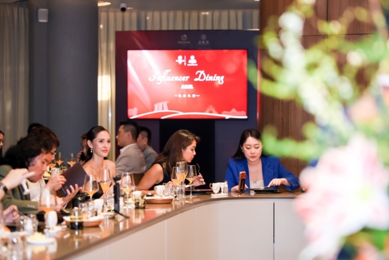 一群人在餐厅吃饭
AI 生成的内容可能不正确。